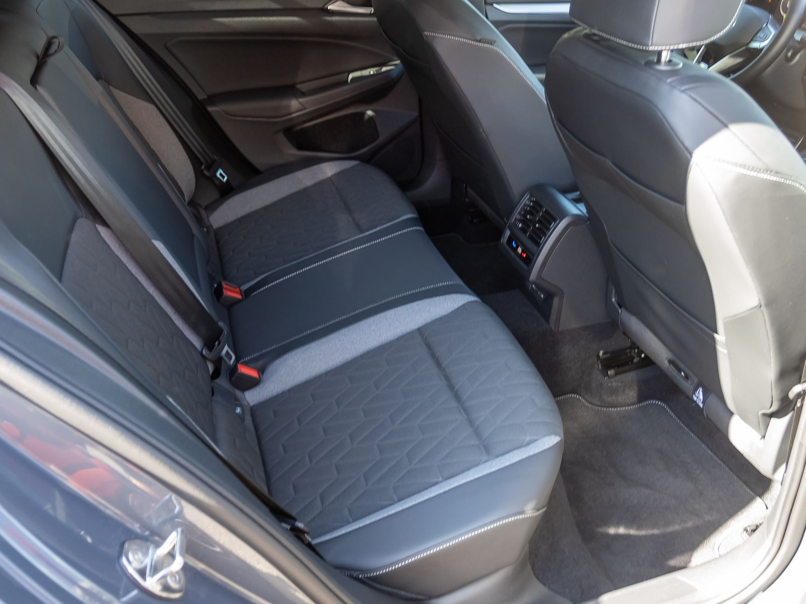 Volkswagen Golf VIII 1.5 eTSI DSG Goal, AHK, Navi, LED-Matrix, App-Connect