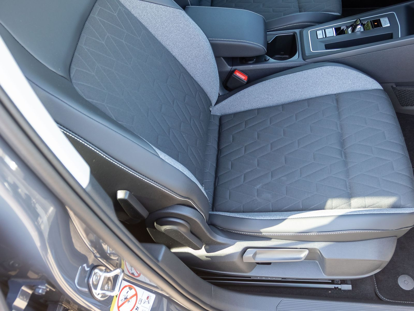 Volkswagen Golf VIII 1.5 eTSI DSG Goal, AHK, Navi, LED-Matrix, App-Connect