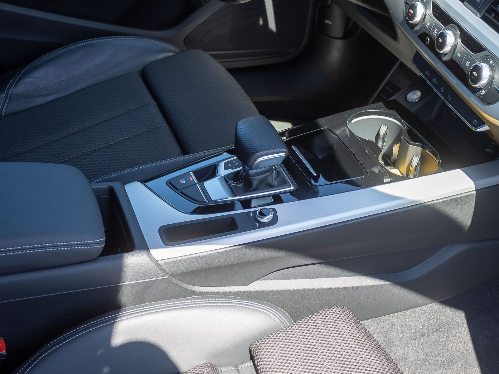 Audi A4 S line 35TFSI Stronic LED GRA DAB CarPlay EPH