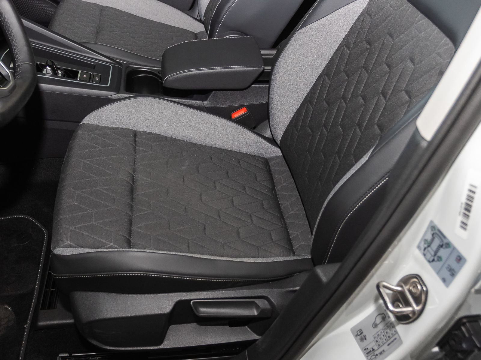 Volkswagen Golf VIII 1.5 eTSI DSG Goal, LED-Matrix, Navi, AHK, Rückfahrkamera, App-Connect