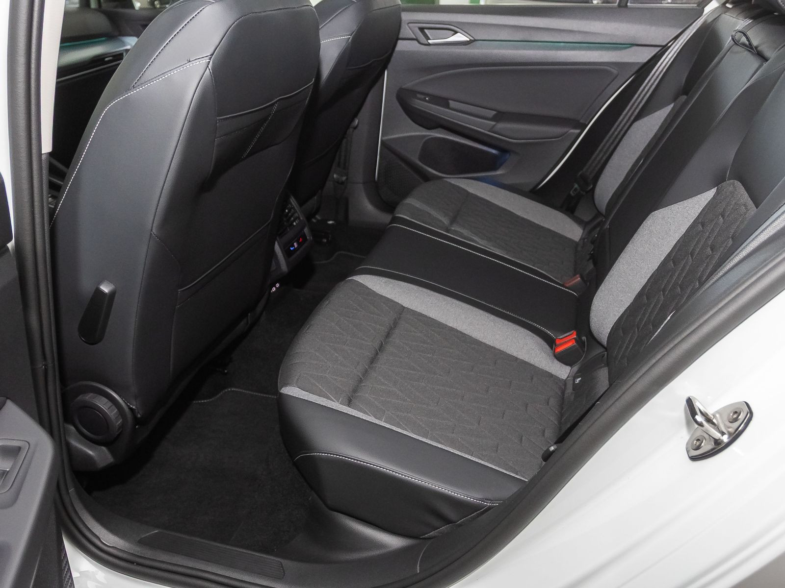 Volkswagen Golf VIII 1.5 eTSI DSG Goal, LED-Matrix, Navi, AHK, Rückfahrkamera, App-Connect