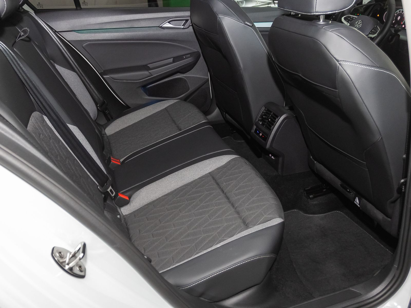 Volkswagen Golf VIII 1.5 eTSI DSG Goal, LED-Matrix, Navi, AHK, Rückfahrkamera, App-Connect