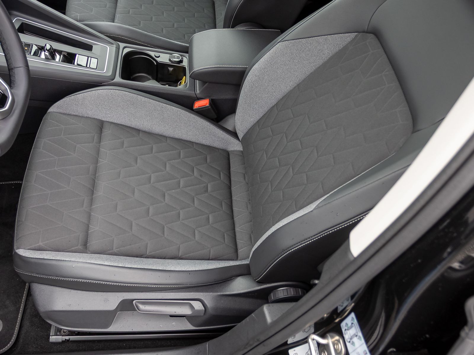 Volkswagen Golf VIII Goal 1.5 eTSI DSG Navi LED ACC EPH AHK