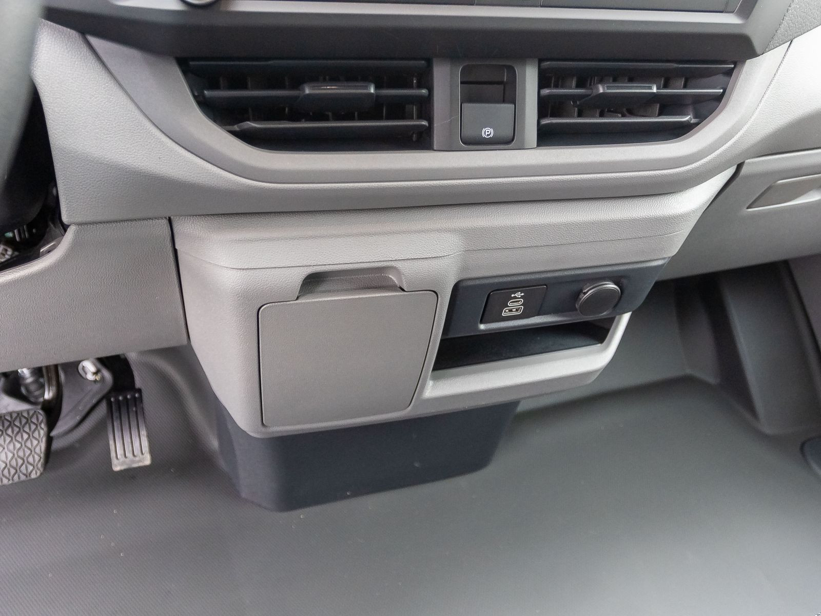 Volkswagen Transporter Kasten LR 2.0TDI Automatik LED Klima ACC EPH AHK