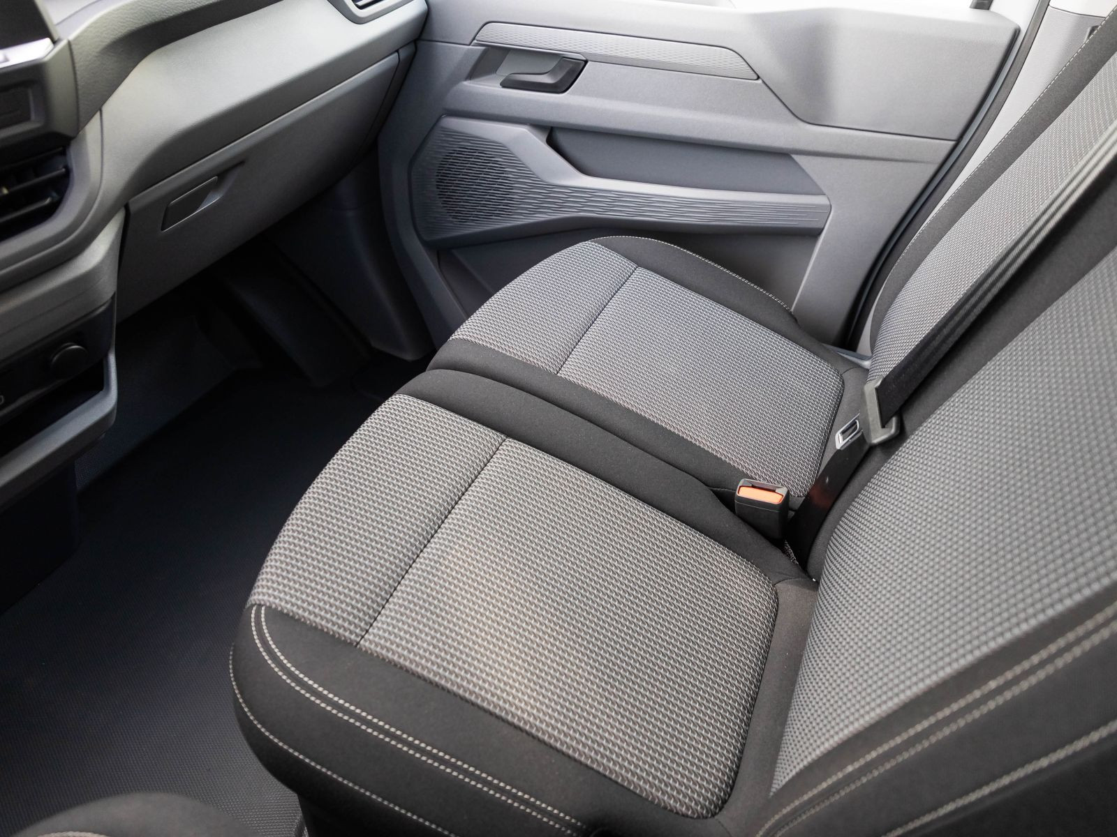 Volkswagen T7 Transporter 2.0 TDI Automatik Kasten langer Radstand, AHK, Rückfahrkamera, Klima