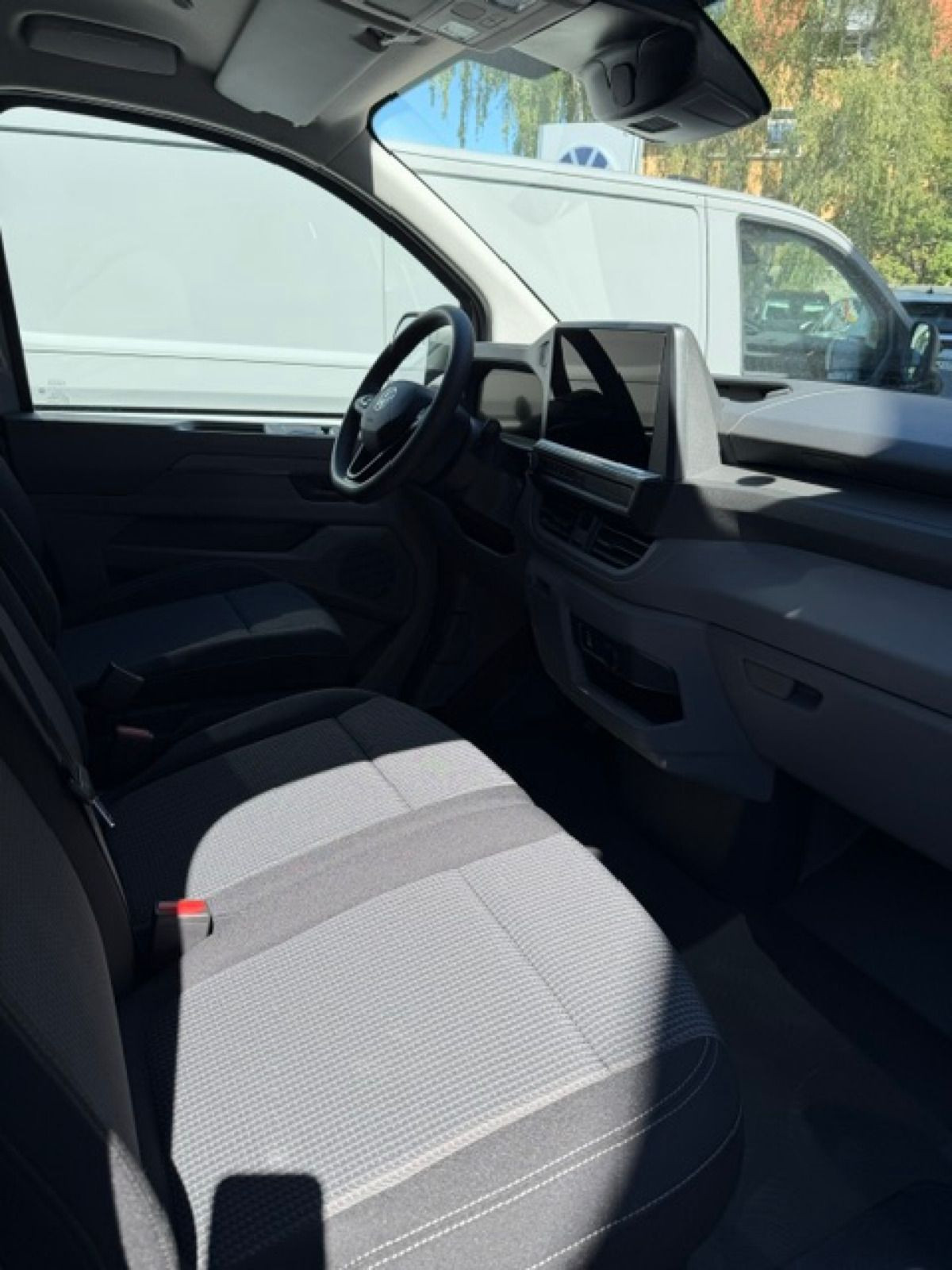 Volkswagen T7 Transporter 2.0 TDI Automatik Kasten langer Radstand, AHK, Rückfahrkamera, Klima