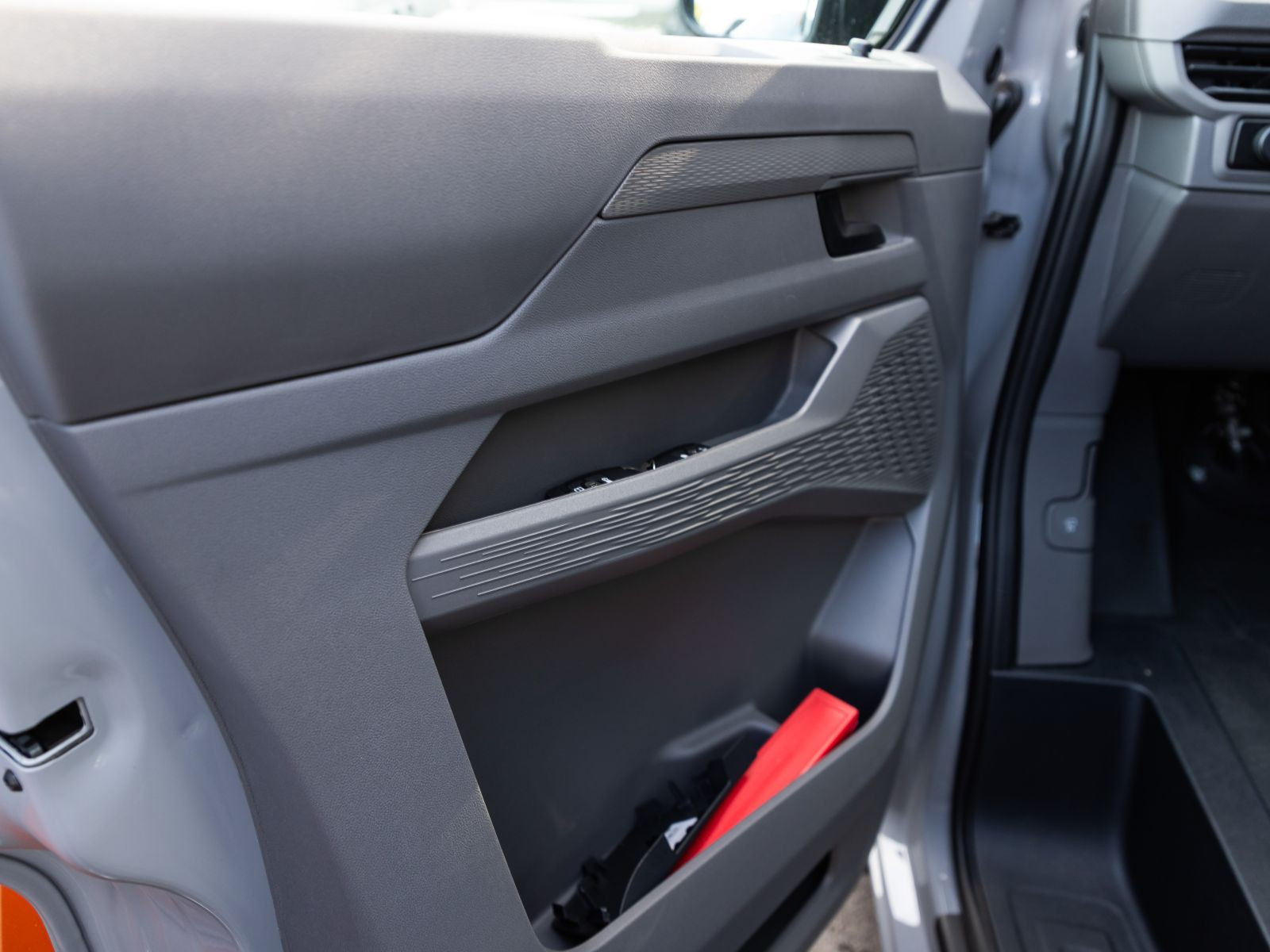 Volkswagen T7 Transporter 2.0 TDI Automatik Kasten langer Radstand, AHK, Rückfahrkamera, Klima