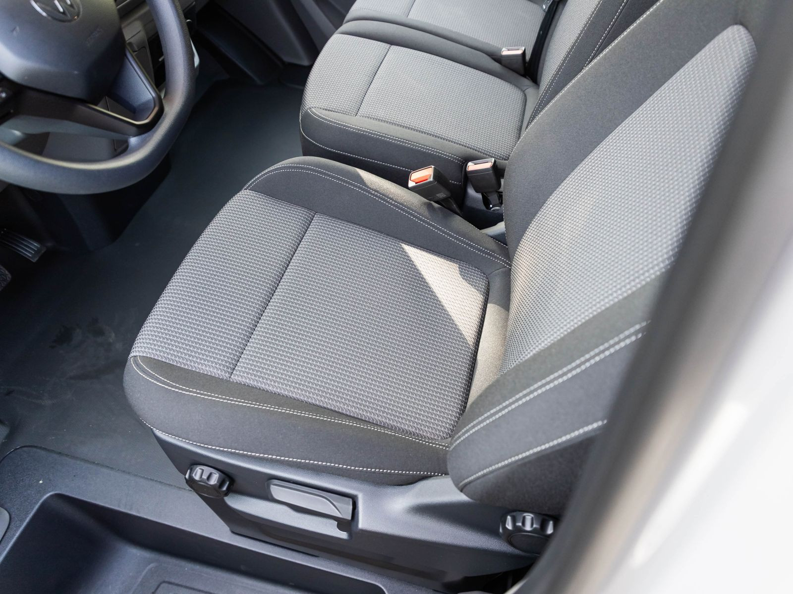 Volkswagen T7 Transporter 2.0 TDI Automatik Kasten langer Radstand, AHK, Rückfahrkamera, Klima