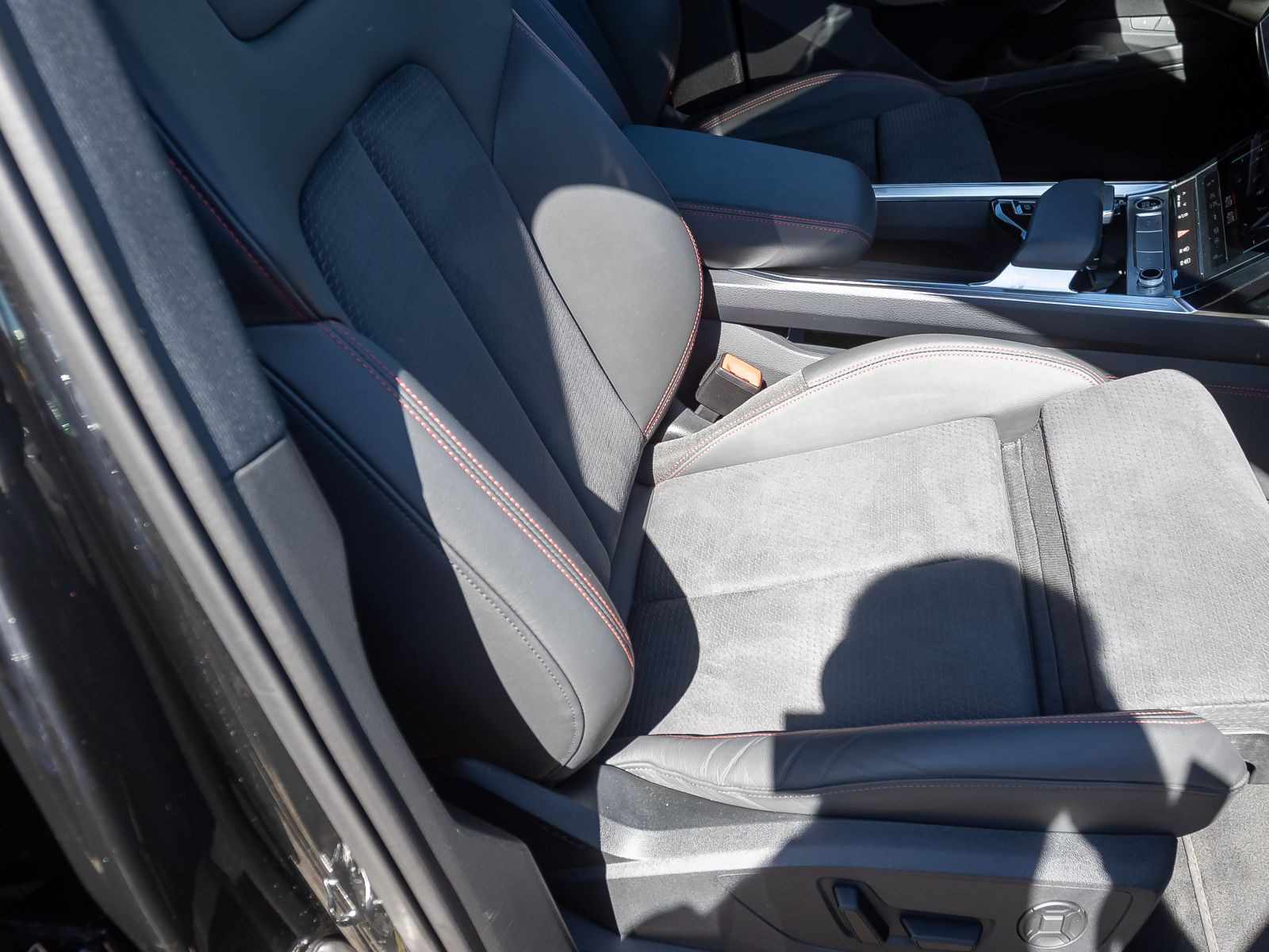 Audi Q8 e-tron S line 50 Navi LED Luftfederung Standklima