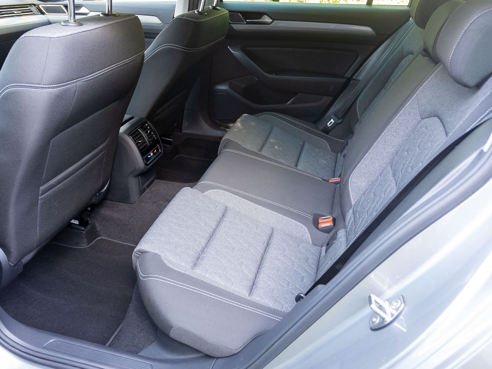 Volkswagen Passat Variant Business 2.0TDI DSG Navi LED HuD