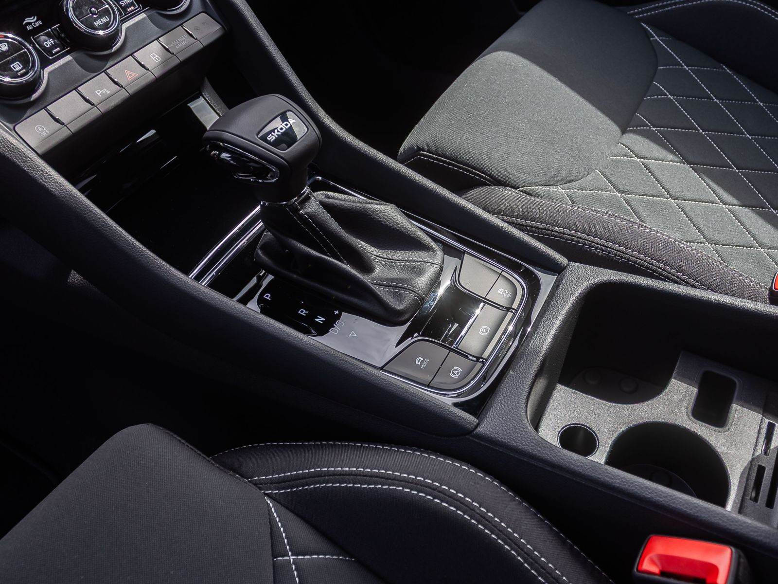 Skoda Karoq Sportline 1.5TSI ACC LED Navi AHK Panorama