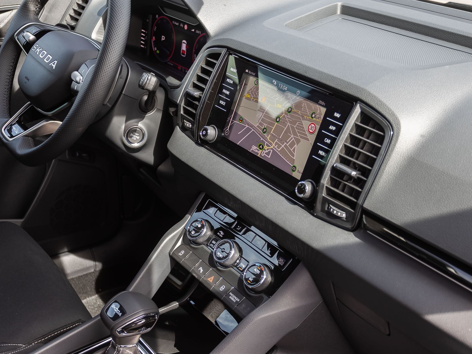 Skoda Karoq Sportline 1.5TSI ACC LED Navi AHK Panorama