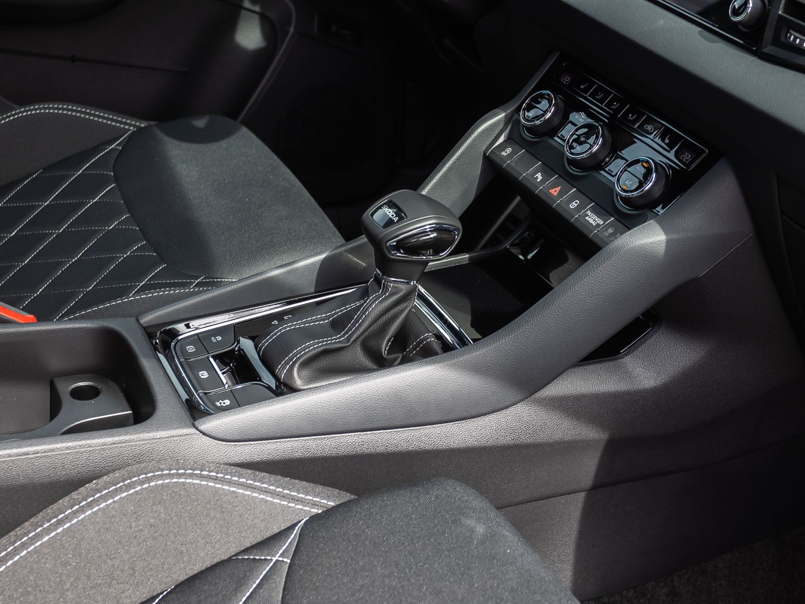 Skoda Karoq Sportline 1.5 TSI ACC Navi LED AHK Panorama