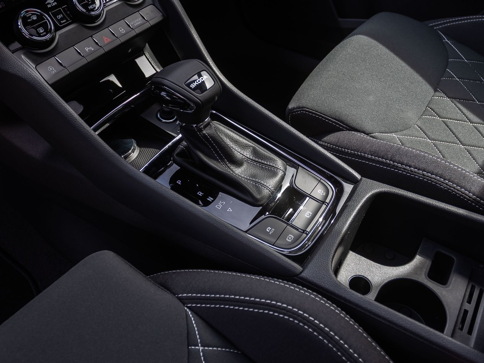 Skoda Karoq Sportline 1.5TSI ACC Panorama Navi LED AHK