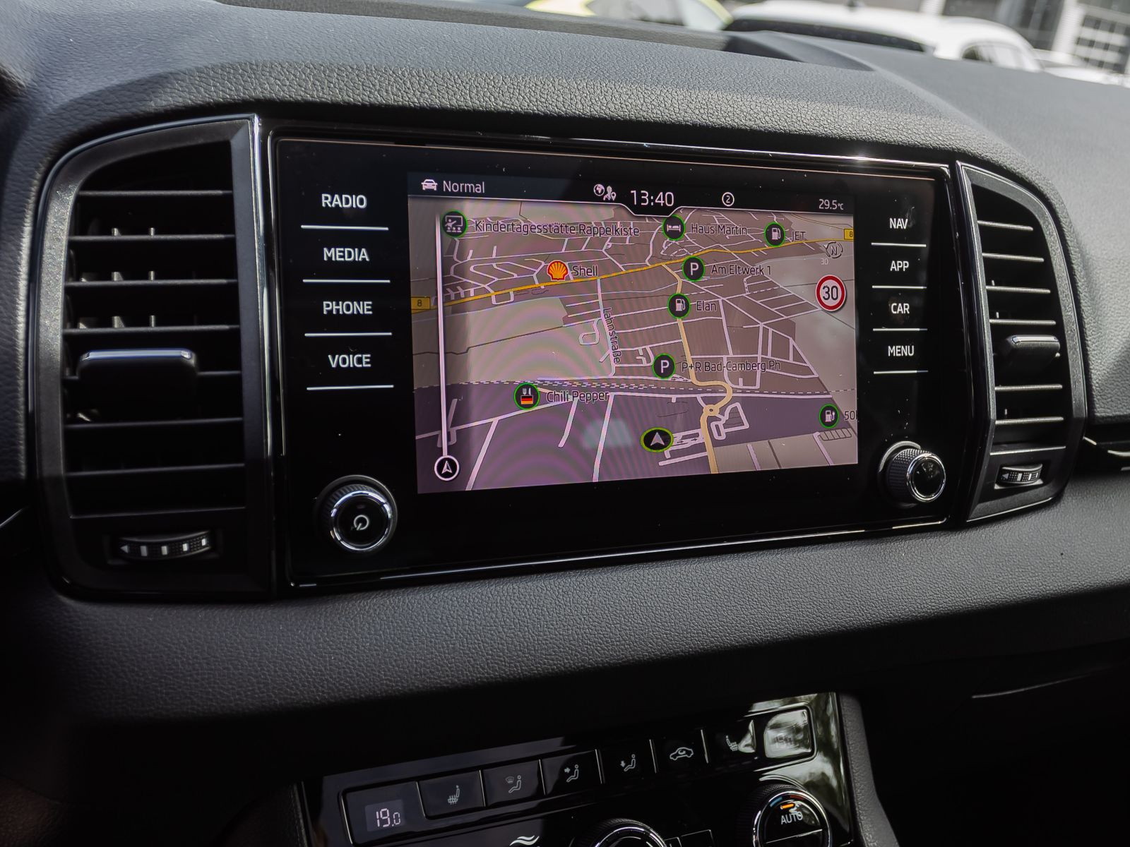 Skoda Karoq Sportline 1.5TSI ACC Panorama Navi LED AHK