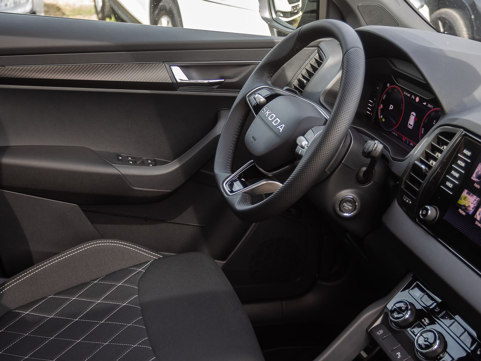 Skoda Karoq Sportline 1.5TSI ACC Panorama Navi LED AHK