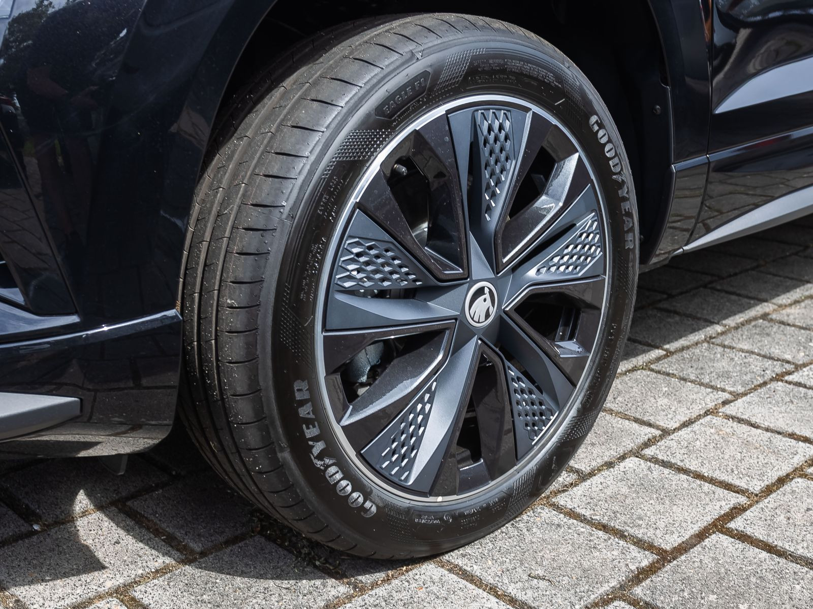 Skoda Karoq Sportline 1.5TSI ACC NAVI LED AHK Panorama