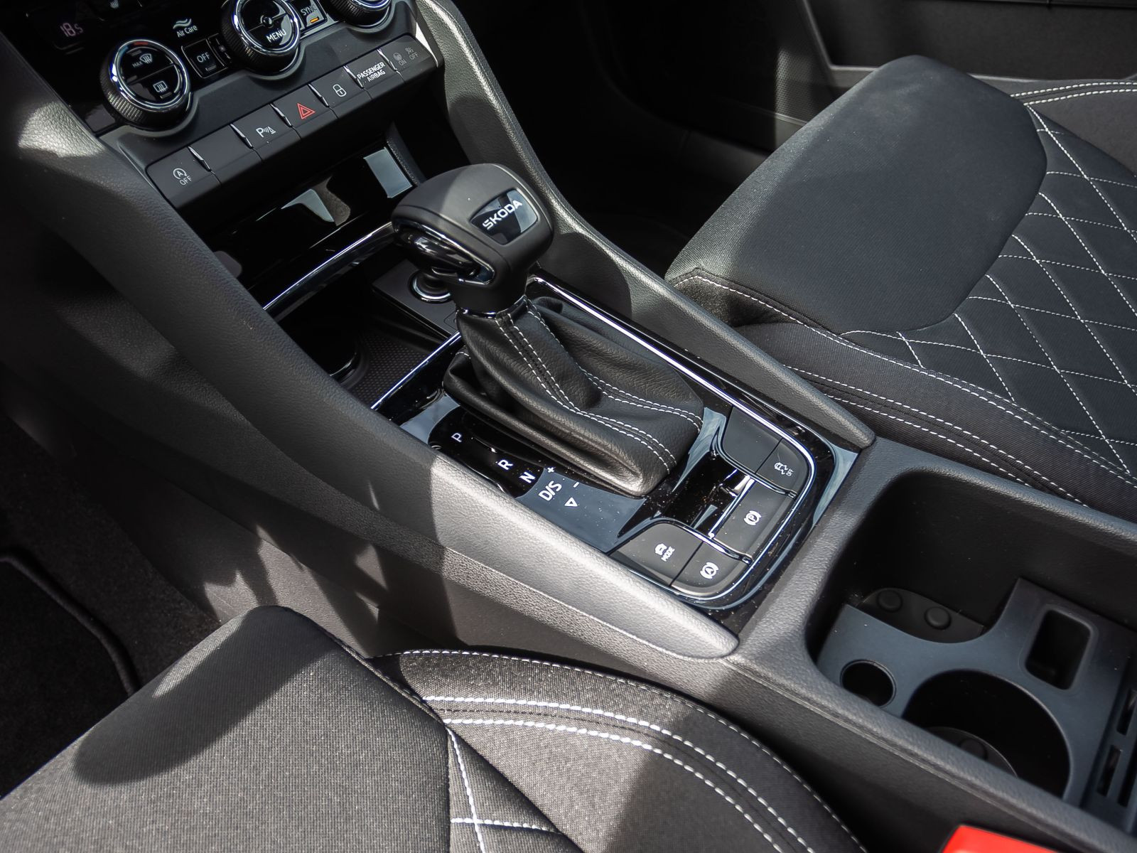 Skoda Karoq Sportline 1.5TSI ACC NAVI LED AHK Panorama