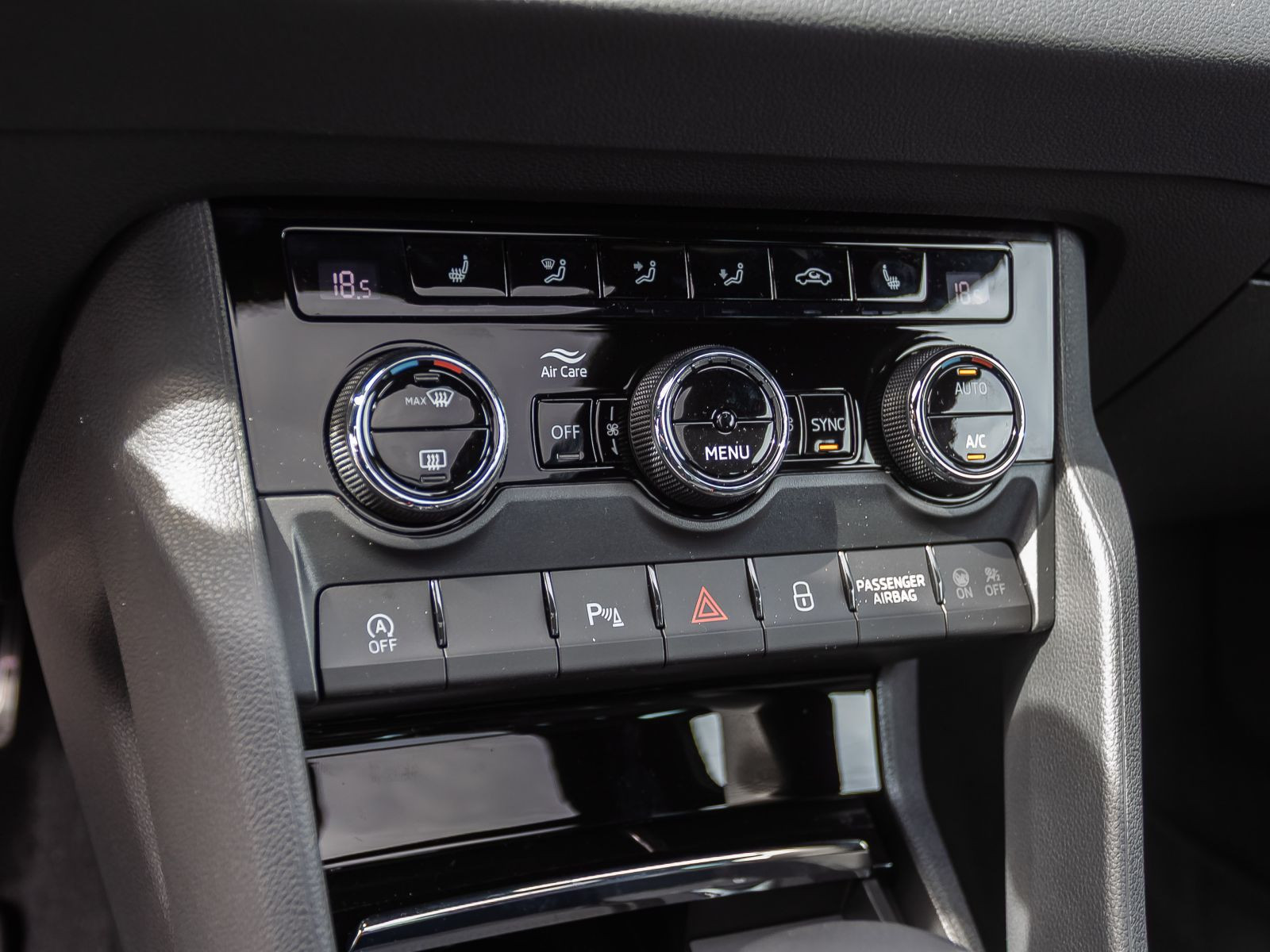 Skoda Karoq Sportline 1.5TSI ACC NAVI LED AHK Panorama