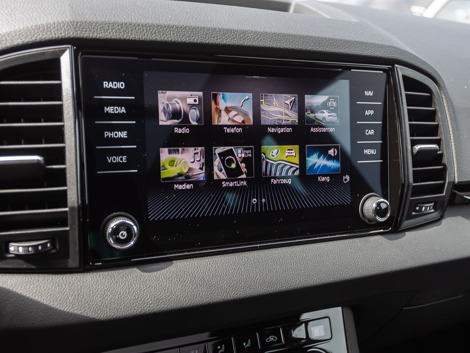 Skoda Karoq Sportline 1.5TSI ACC NAVI LED AHK Panorama
