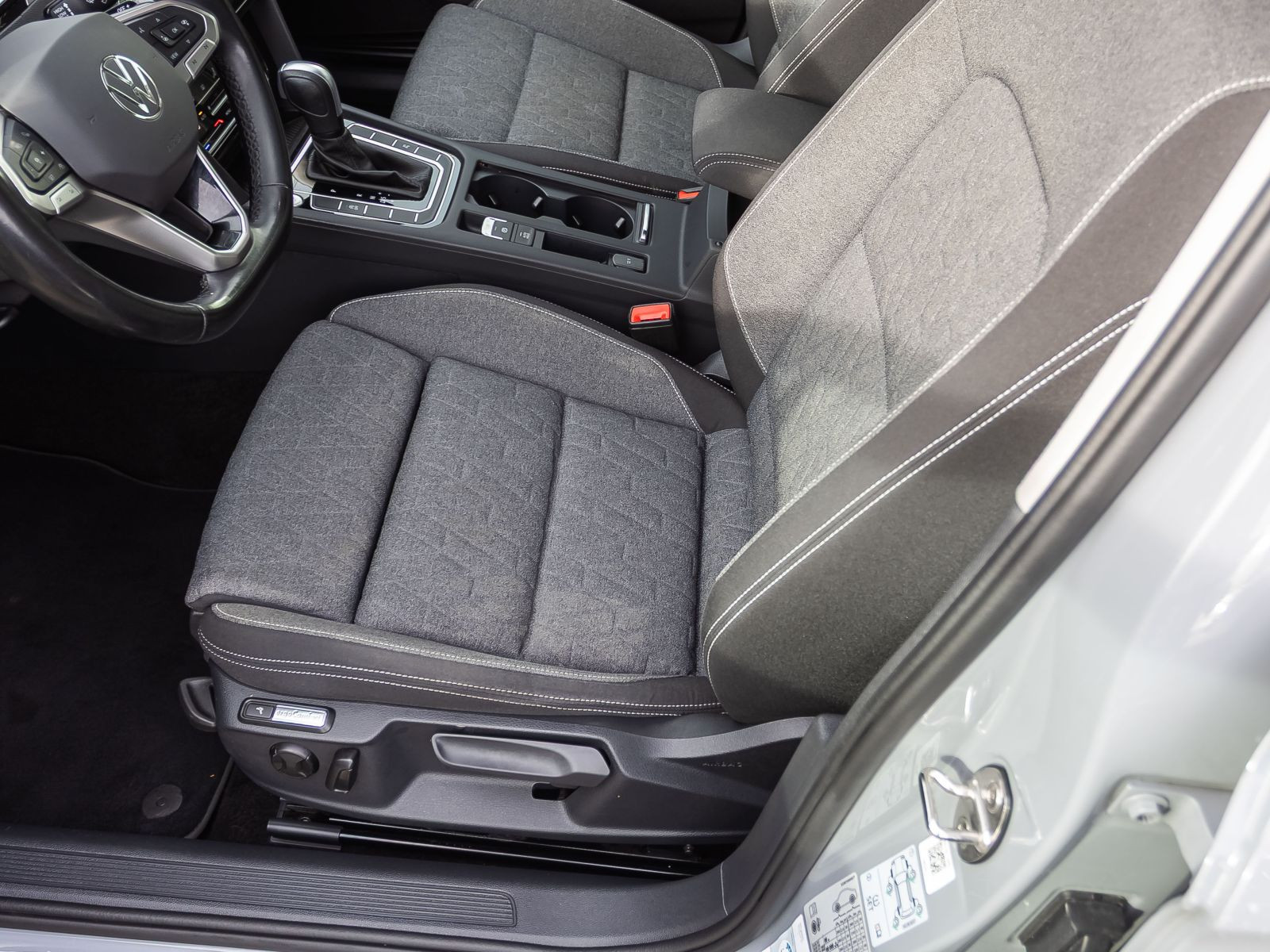 Volkswagen Passat Variant 2.0 TDI Business DSG LED ACC AHK