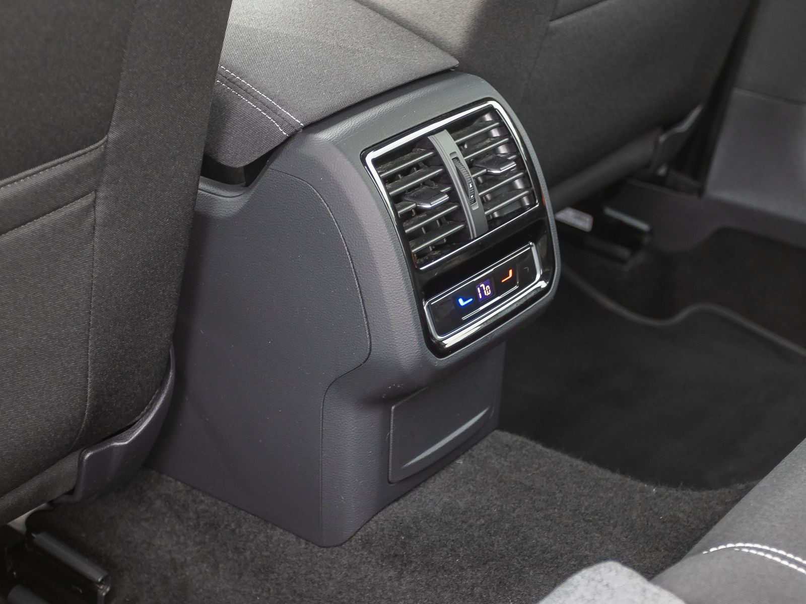 Volkswagen Passat Variant 2.0 TDI Business DSG LED ACC AHK