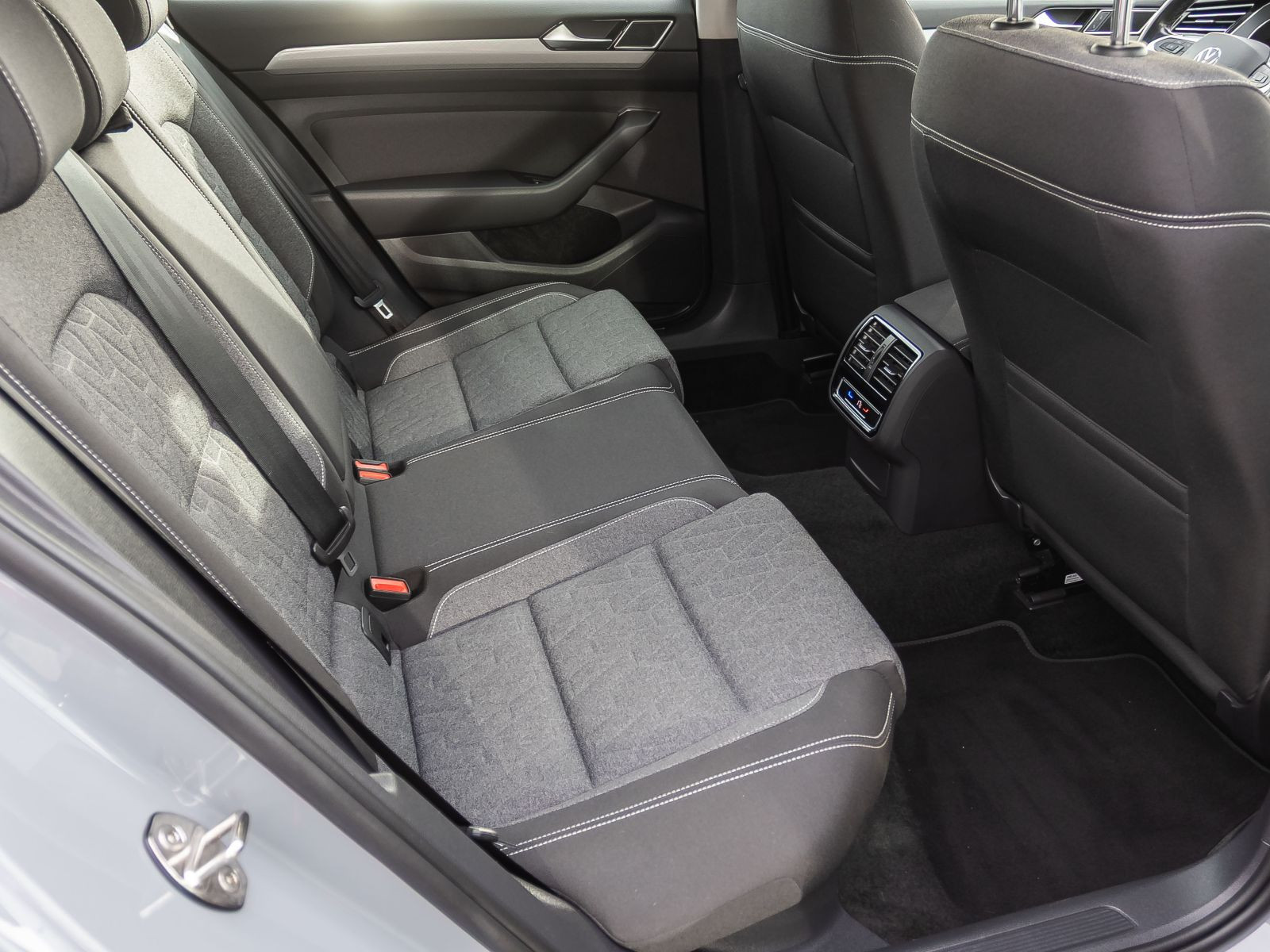 Volkswagen Passat Variant 2.0 TDI Business DSG LED ACC AHK