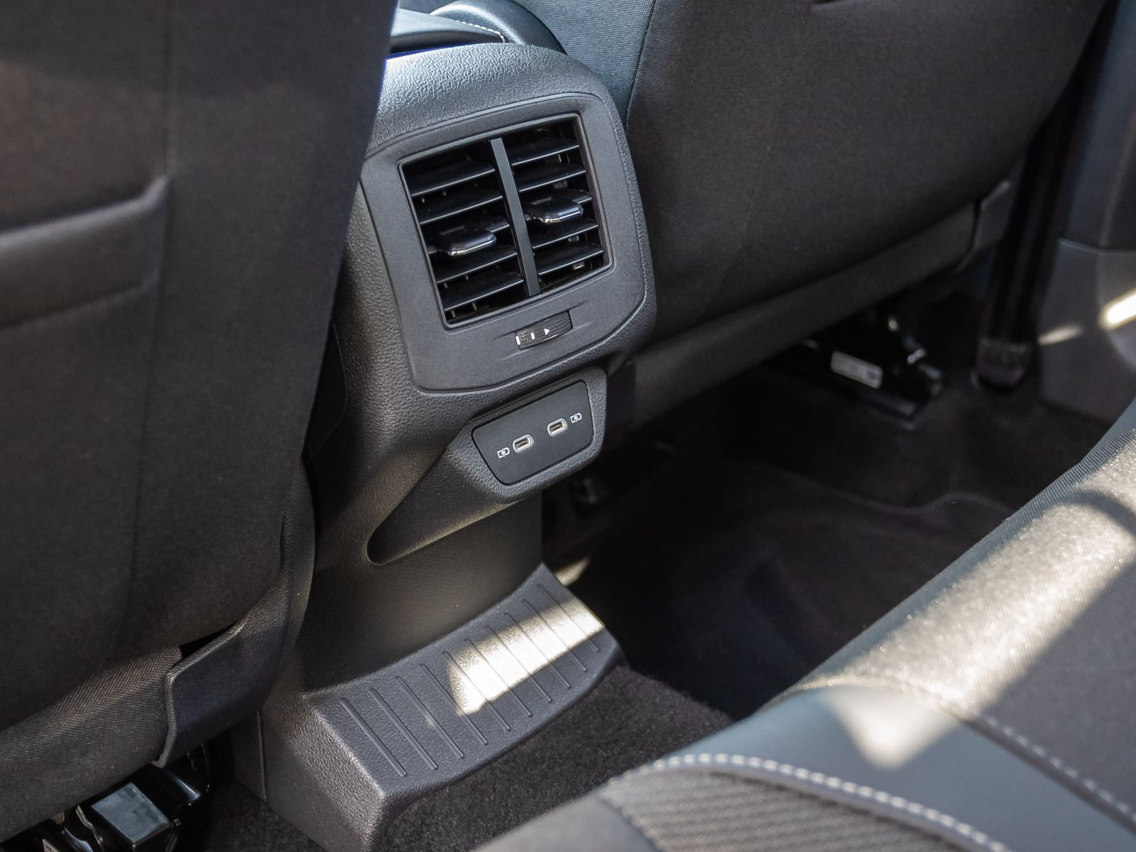 Volkswagen T-Roc 1.5 TSI DSG Style, AHK, Navi, LED-Plus, App-Connect