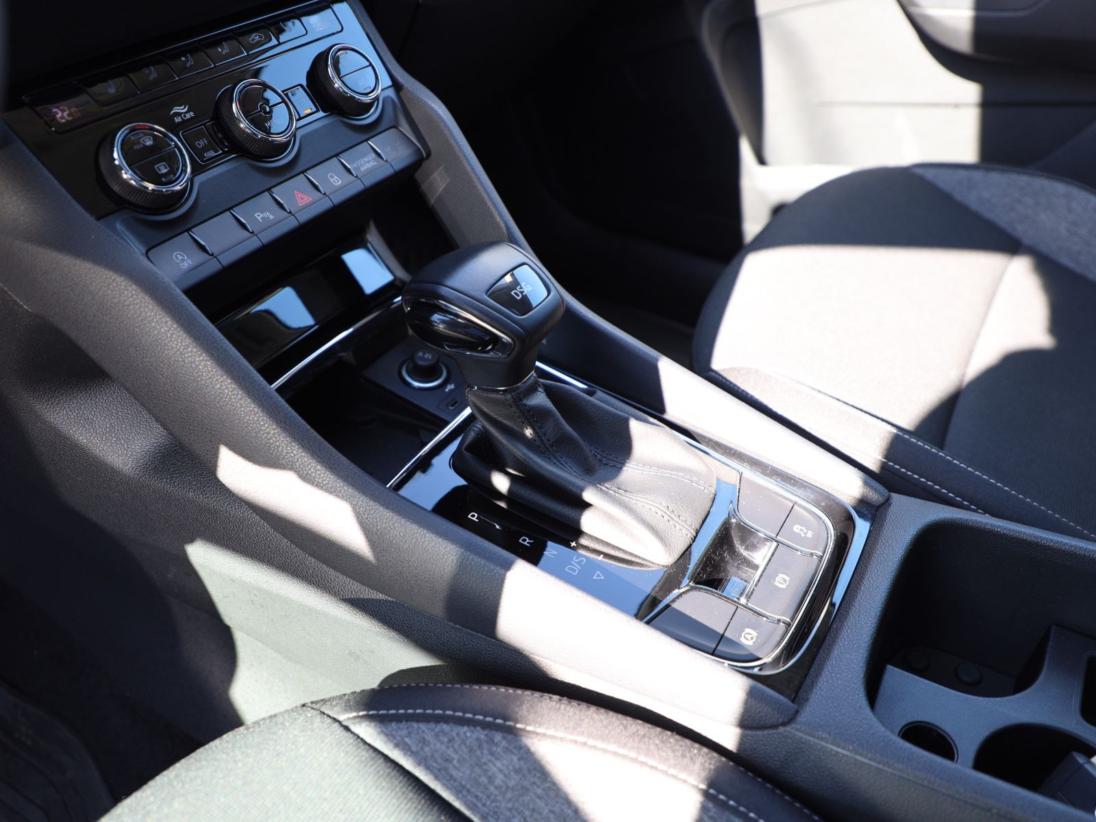 Skoda Karoq Drive 125 1.5TSI ACC NAVI AHK Panorama