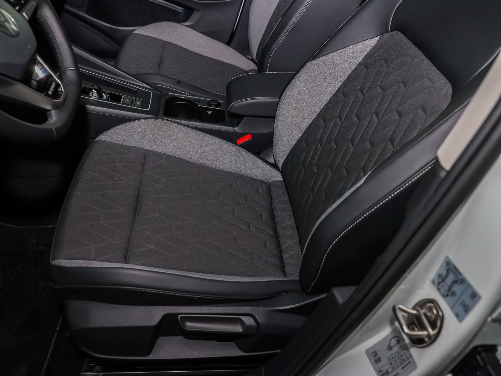 Volkswagen Golf VIII 1.5 eTSI DSG ENERGY, Navi, LED, Rückfahrkamera, App-Connect