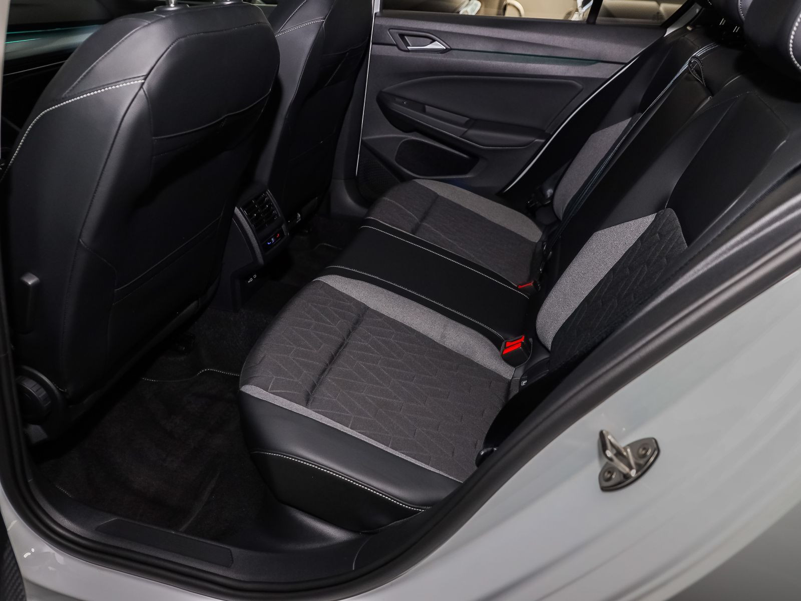Volkswagen Golf VIII 1.5 eTSI DSG ENERGY, Navi, LED, Rückfahrkamera, App-Connect