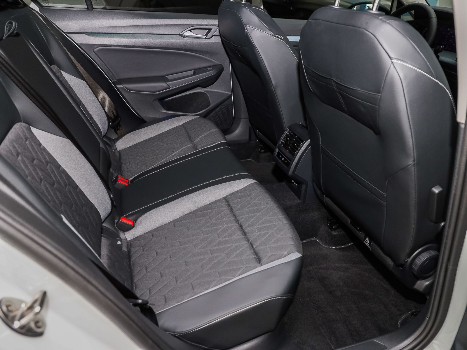 Volkswagen Golf VIII 1.5 eTSI DSG ENERGY, Navi, LED, Rückfahrkamera, App-Connect