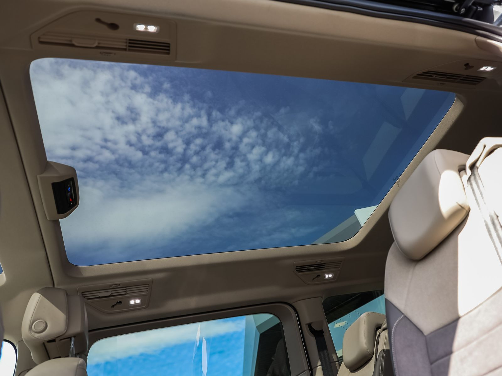 Volkswagen T7 Multivan Life 2.0 TDI DSG Navi AHK Panorama