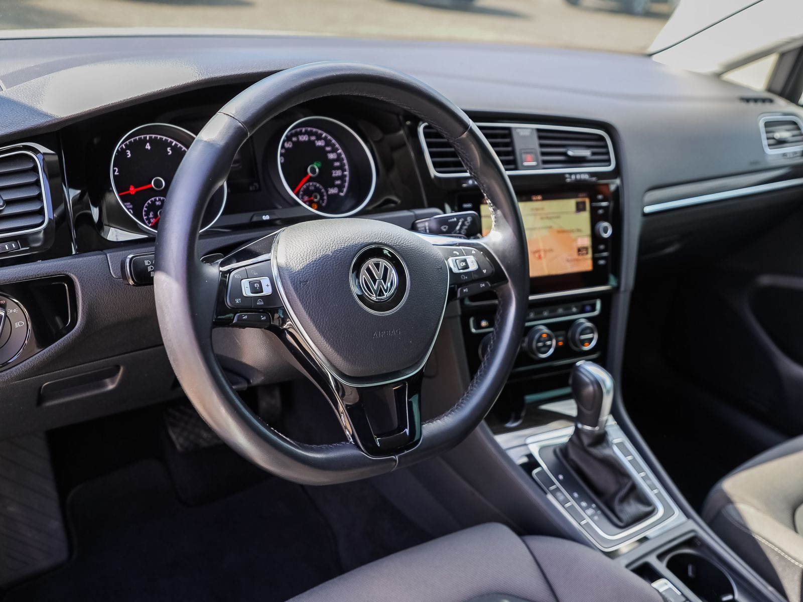 Volkswagen Golf VII 1.5 TSI DSG R-Line, Navi, LED, Rückfahrkamera, Parkpilot