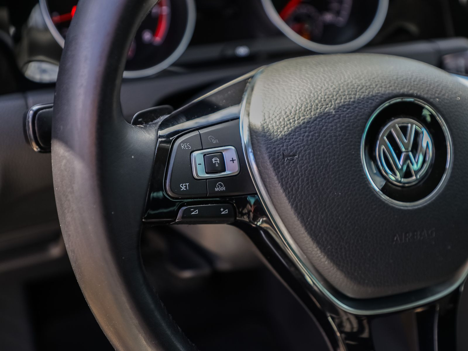 Volkswagen Golf VII 1.5 TSI DSG R-Line, Navi, LED, Rückfahrkamera, Parkpilot