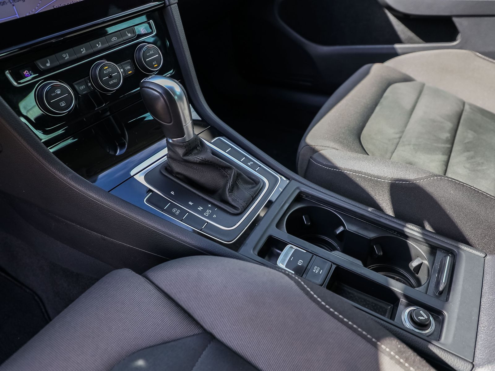 Volkswagen Golf VII 1.5 TSI DSG R-Line, Navi, LED, Rückfahrkamera, Parkpilot
