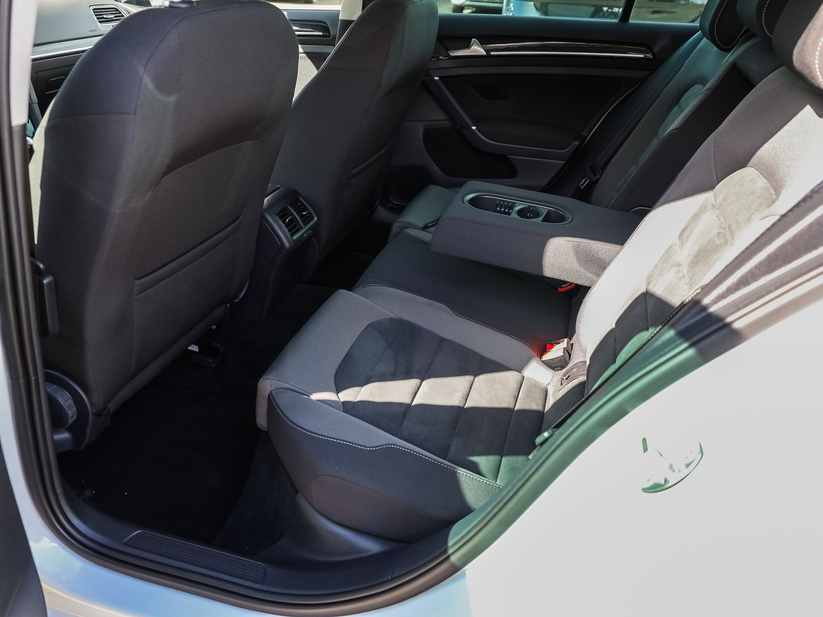 Volkswagen Golf VII 1.5 TSI DSG R-Line, Navi, LED, Rückfahrkamera, Parkpilot