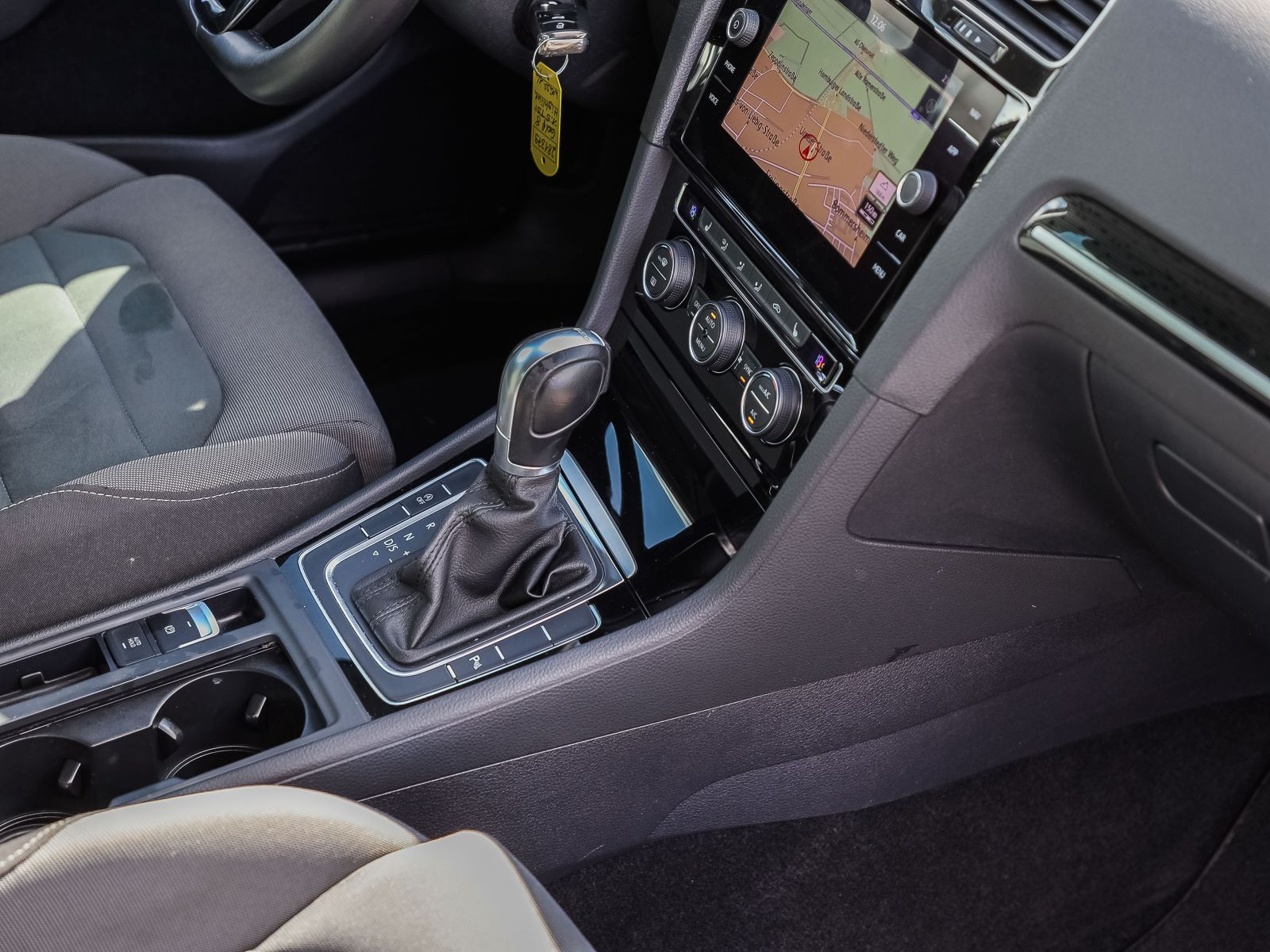 Volkswagen Golf VII 1.5 TSI DSG R-Line, Navi, LED, Rückfahrkamera, Parkpilot