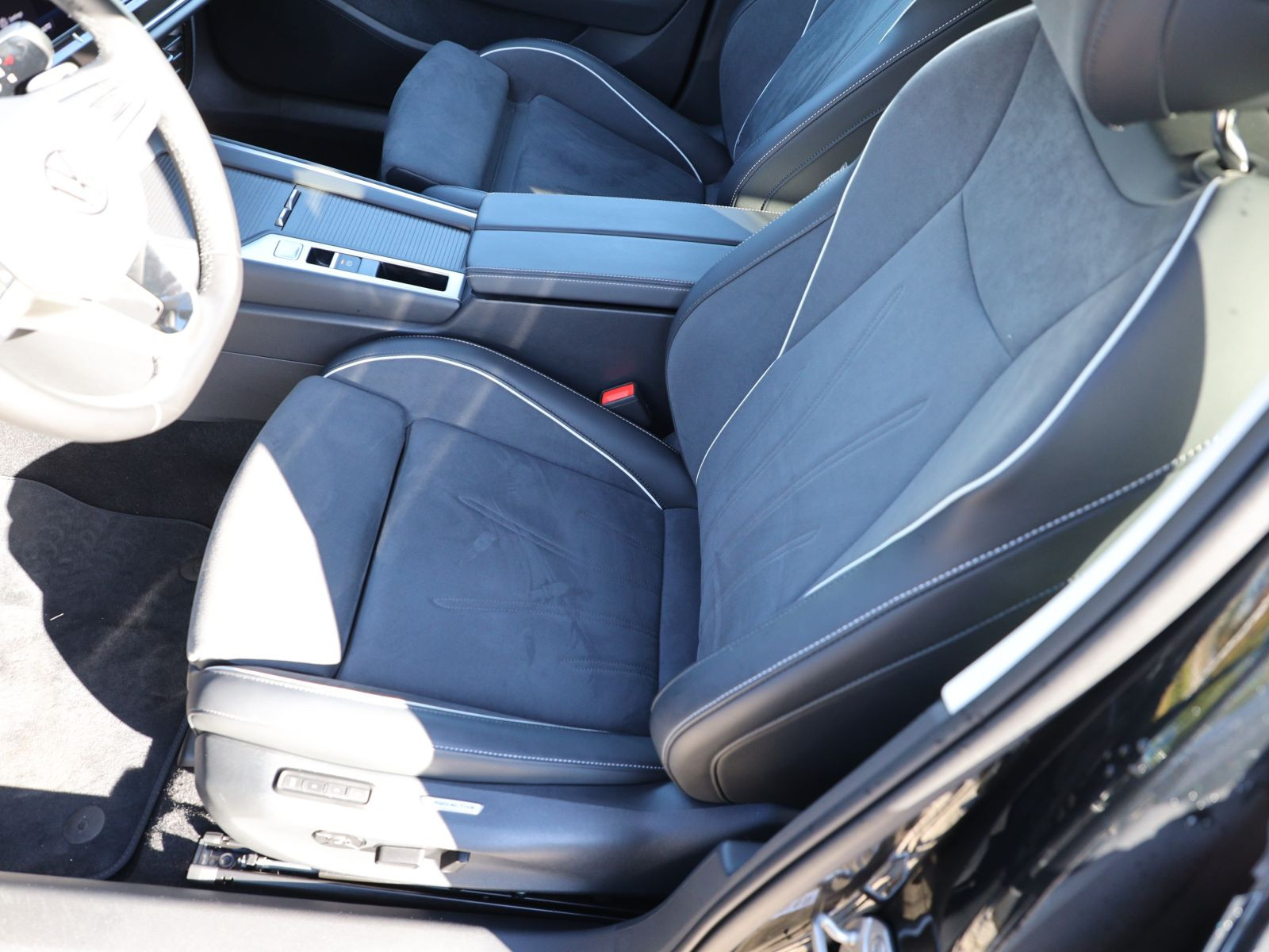 Volkswagen Passat Variant 1.5 eTSI DSG Business, Navi, LED, AHK, Area View inkl. Rückfahrkamera