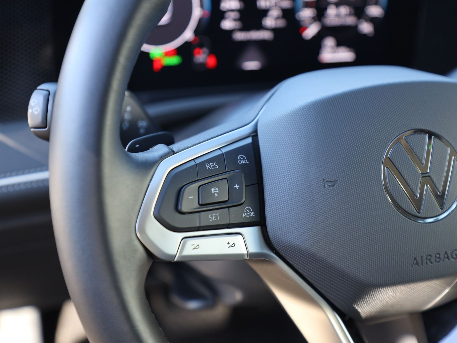 Volkswagen Passat Variant 1.5 eTSI DSG Business, Navi, LED, AHK, Area View inkl. Rückfahrkamera