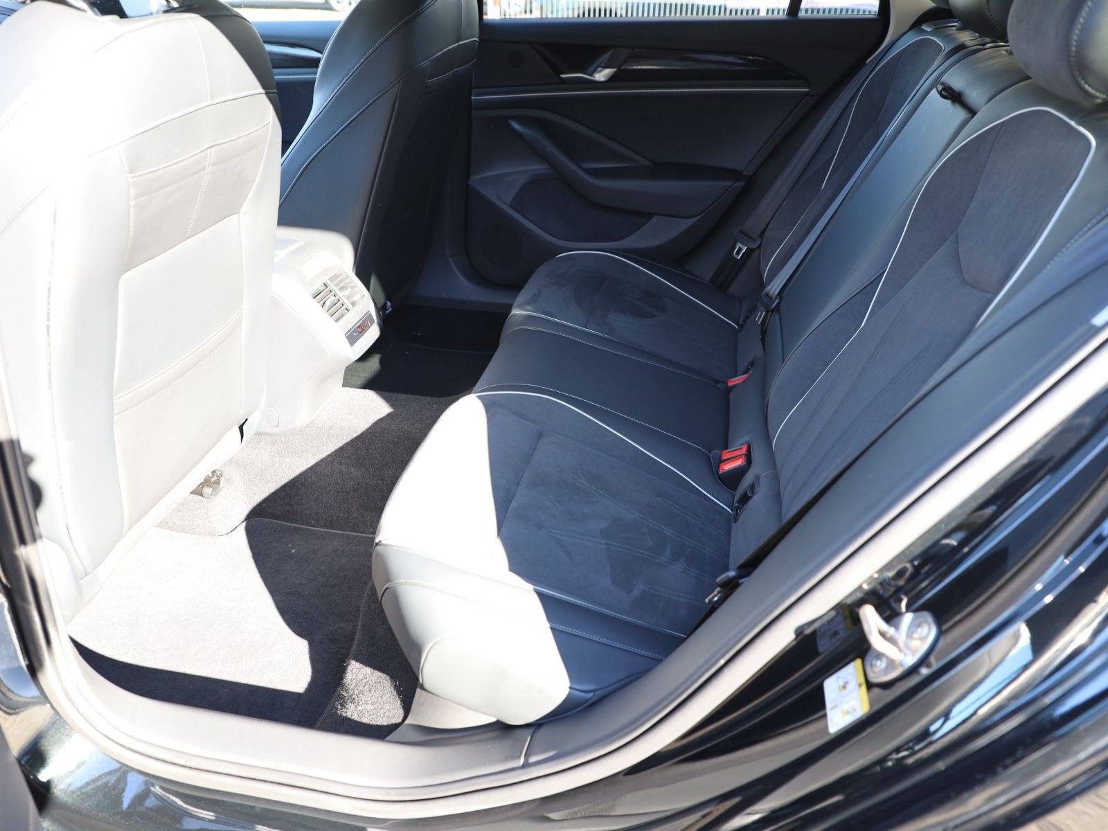 Volkswagen Passat Variant 1.5 eTSI DSG Business, Navi, LED, AHK, Area View inkl. Rückfahrkamera