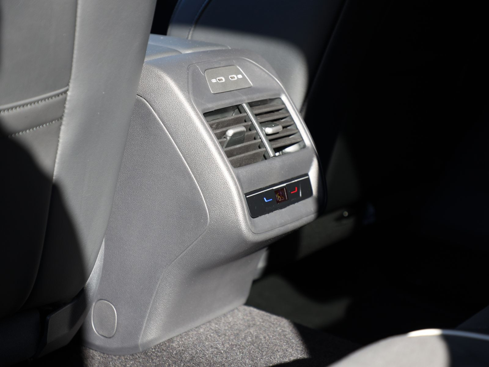 Volkswagen Passat Variant 1.5 eTSI DSG Business, Navi, LED, AHK, Area View inkl. Rückfahrkamera