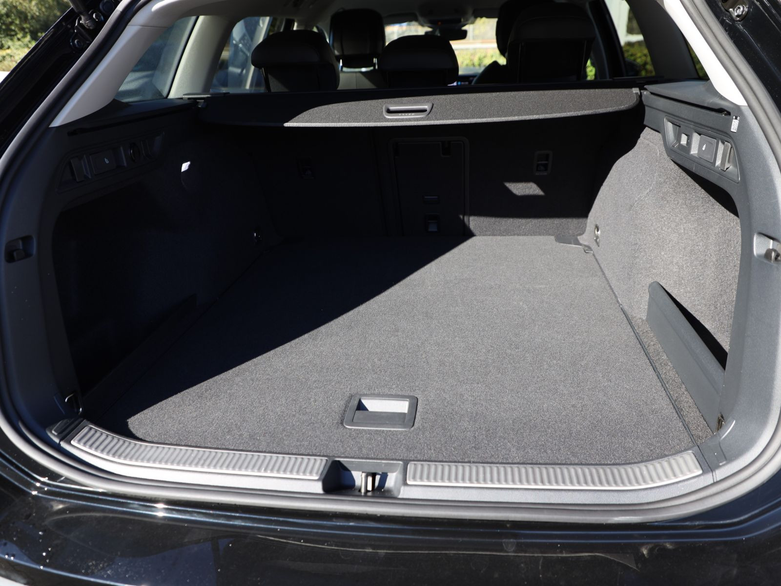 Volkswagen Passat Variant 1.5 eTSI DSG Business, Navi, LED, AHK, Area View inkl. Rückfahrkamera