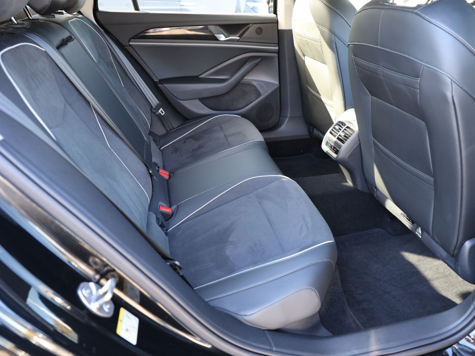 Volkswagen Passat Variant 1.5 eTSI DSG Business, Navi, LED, AHK, Area View inkl. Rückfahrkamera