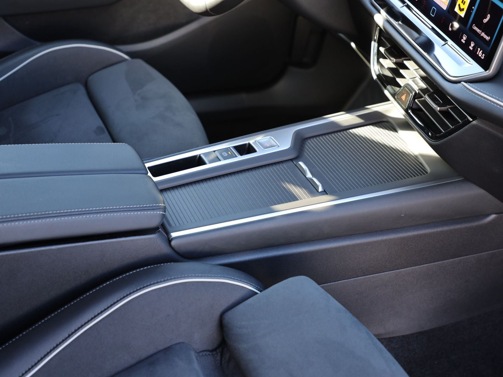 Volkswagen Passat Variant 1.5 eTSI DSG Business, Navi, LED, AHK, Area View inkl. Rückfahrkamera