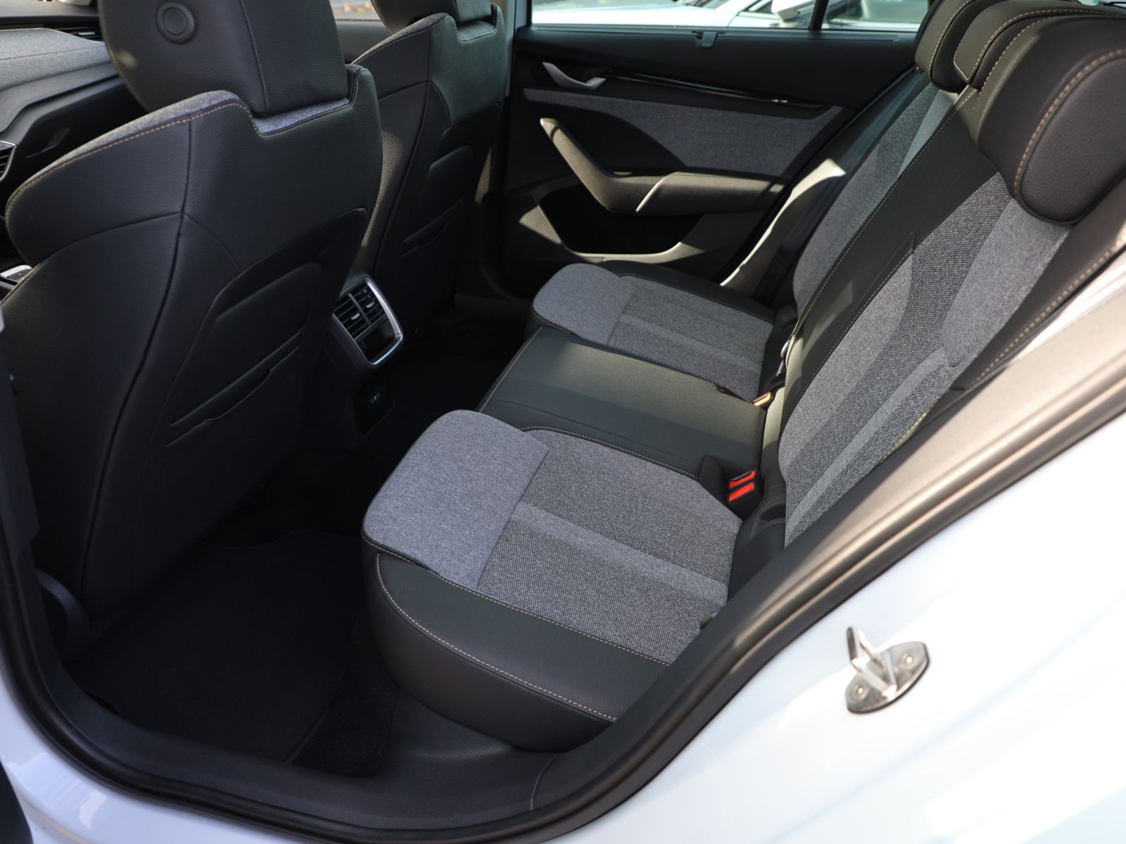 Skoda Octavia Combi Tour 2.0TDI 110kW  DSG Navi AHK Panorama