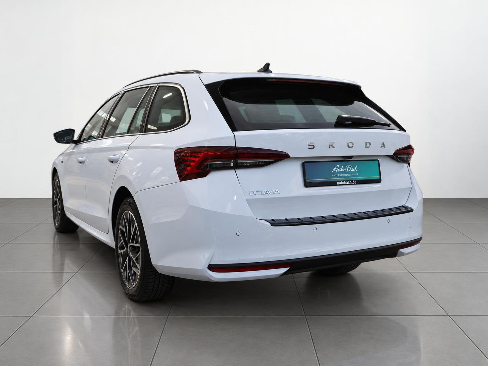 Skoda Octavia Combi Tour 2.0TDI 110kW  DSG Navi AHK Panorama