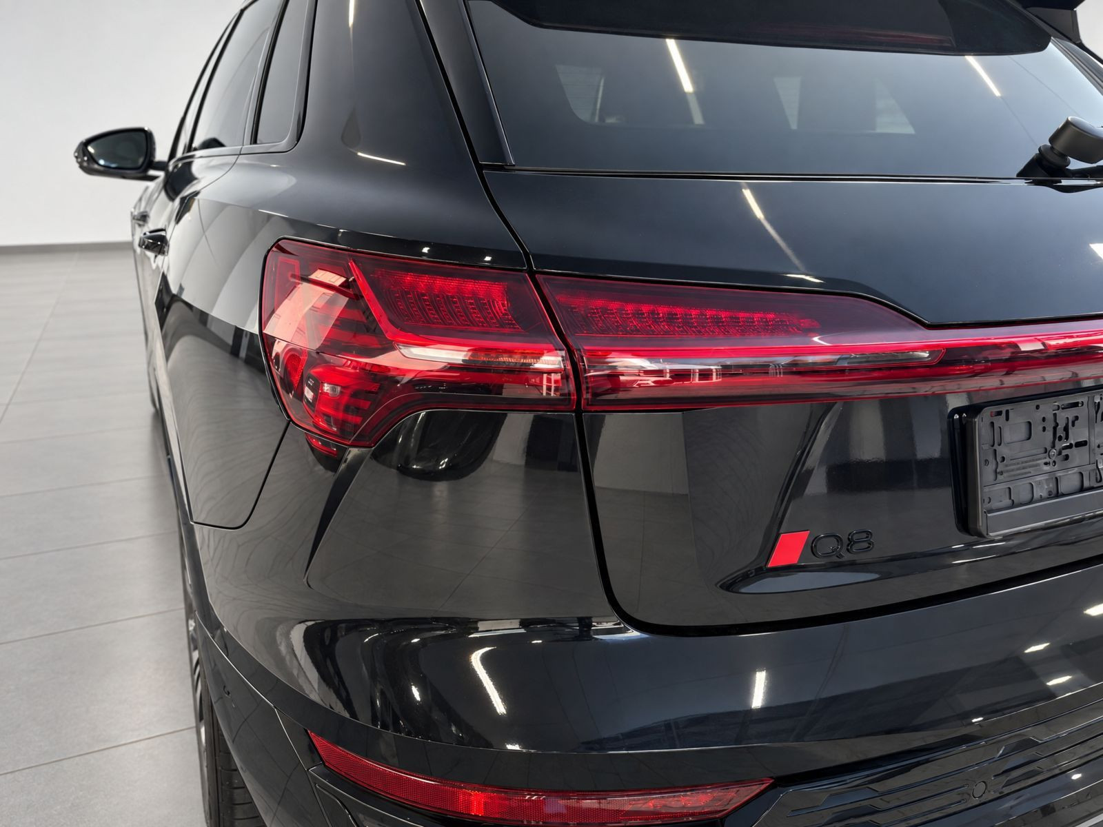 Audi Q8 e-tron S line 50 Matrix Standklima Luftfederung HuD AHK