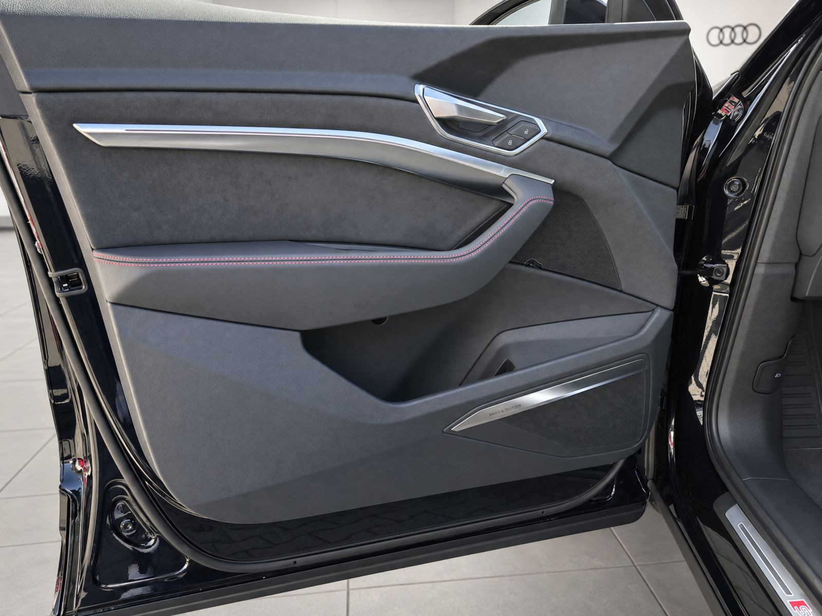 Audi Q8 e-tron S line 50 Matrix Standklima Luftfederung HuD AHK
