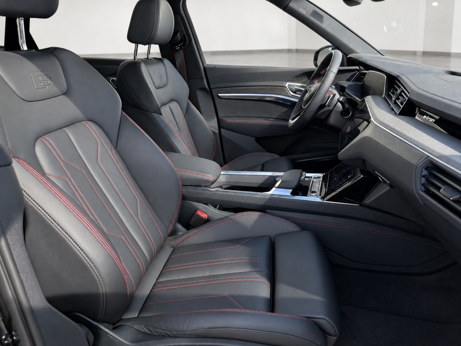 Audi Q8 e-tron S line 50 Matrix Standklima Luftfederung HuD AHK